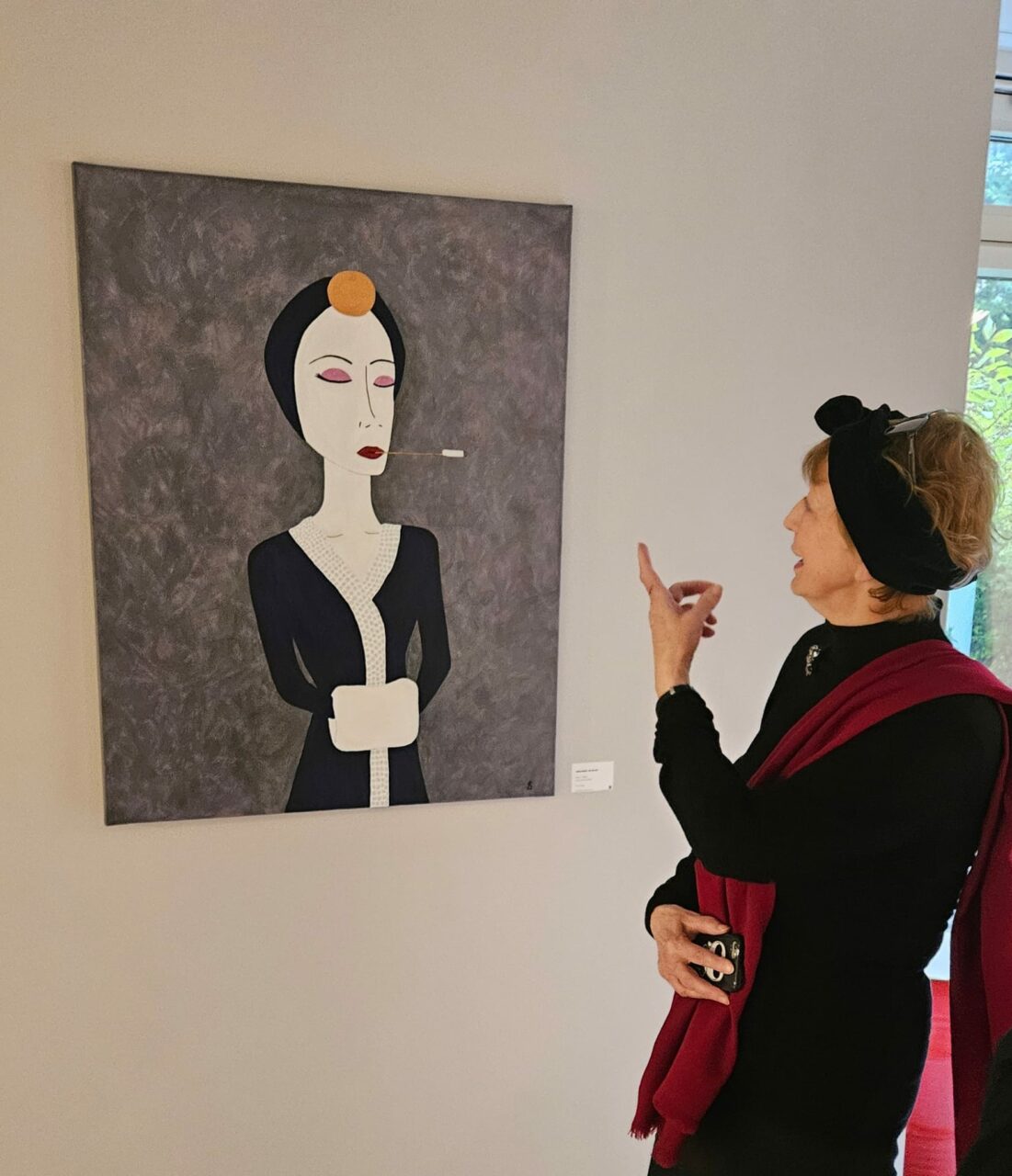 Dame bei einer Ausstellung von Anja Singh