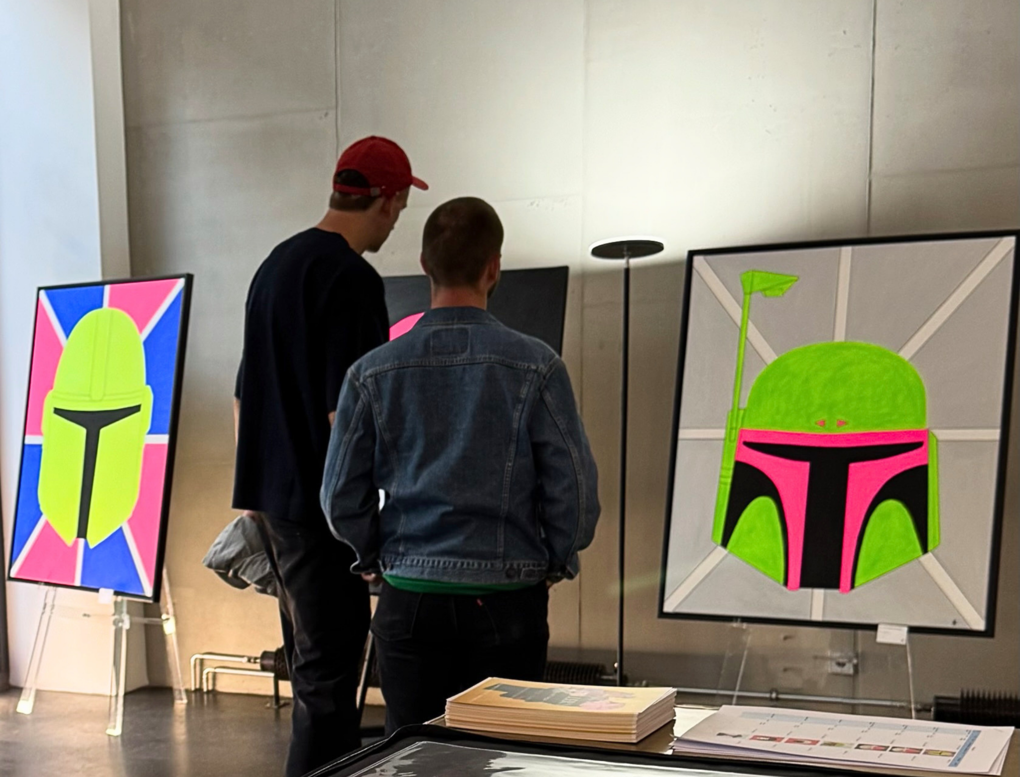 Ausstellungsbesucher von hinten