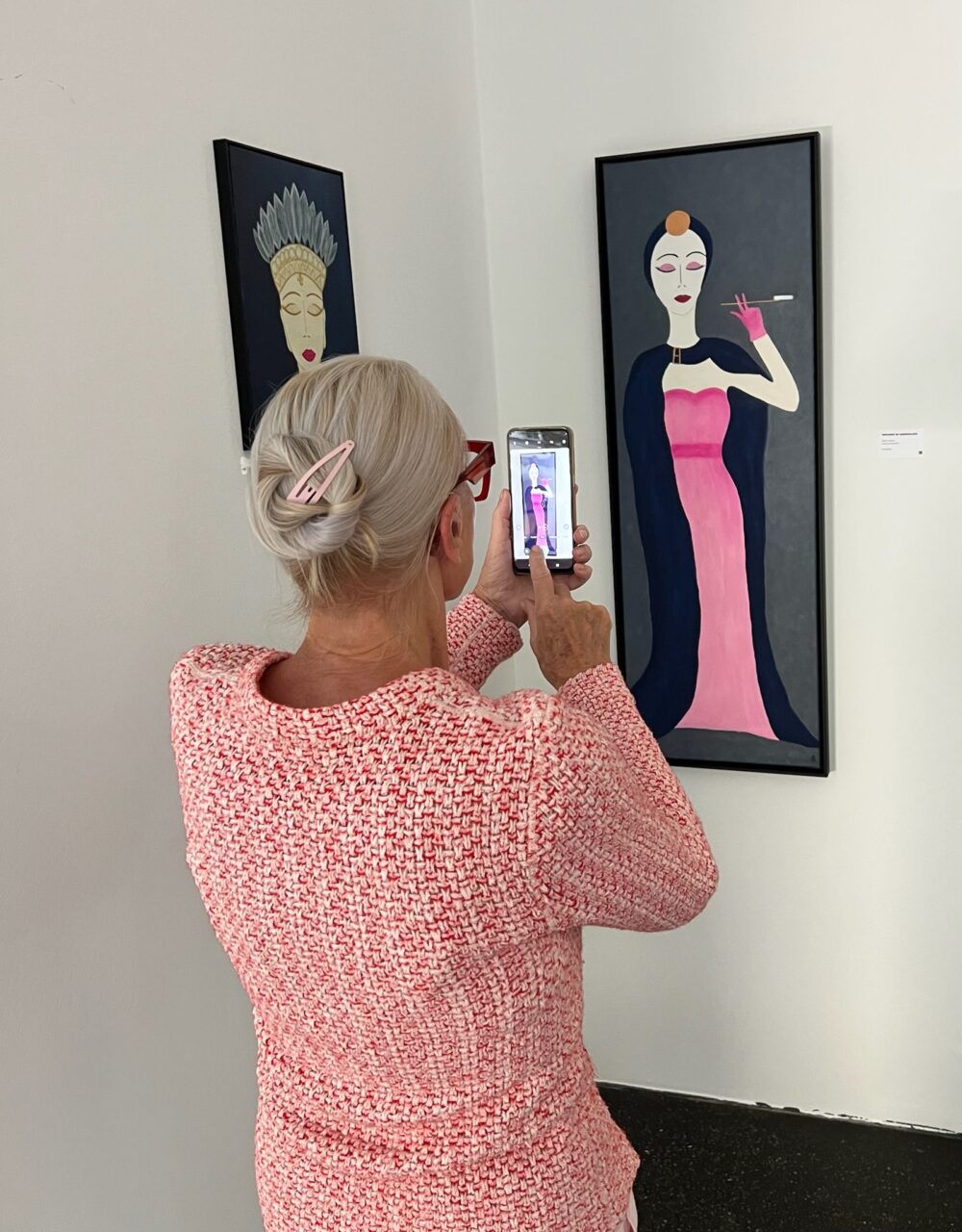 Besucherin bei einer Ausstellung von Anja Singh