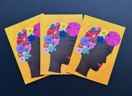 Drei Postkarten mit der Illustration "Flowerful Mind" einer Frau mit geschlossenen Augen vor gelbem Hintergrund, deren Haare aus einer bunten Pracht aus tropischen Blumen in Rot, Pink, Blau und Violett bestehen.