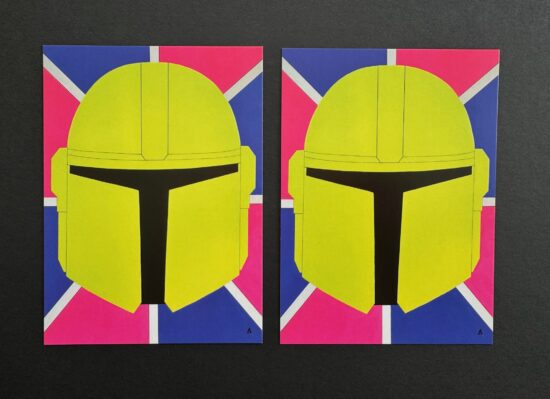 Zwei Pop-Art Kunstdrucke im Hochformat auf schwarzem Hintergrund, die einen stilisierten Sci-Fi-Helm in leuchtendem Neongelb zeigen. Der Hintergrund besteht aus einem geometrischen X-Muster in kräftigem Pink und Blau, getrennt durch weiße Linien.